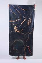 Lade das Bild in den Galerie-Viewer, Dark Gold Marble Strandtuch 180x90cm
