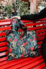 Lade das Bild in den Galerie-Viewer, Leopard &amp; Roses Shopping Bag
